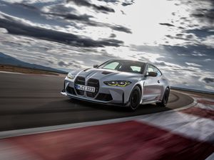 Supporting image for story: New BMW M4 CSL revealed with massive weight loss and 542bhp