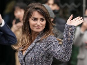 Supporting image for story: Penelope Cruz, Zoe Saldana and Anna Wintour spotted at Chanel fashion show