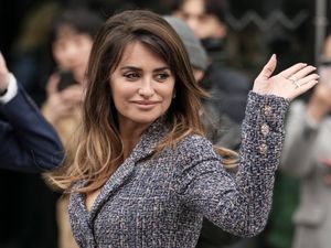 Supporting image for story: Penelope Cruz, Zoe Saldana and Anna Wintour spotted at Chanel fashion show