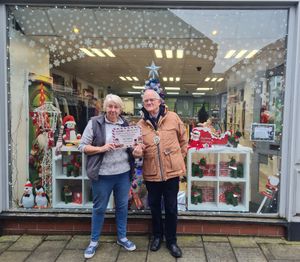 Mayor Roy Aldcroft (right) presenting AED Donate with first prize.