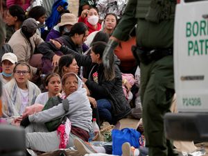 Supporting image for story: Surge of migrants at US-Mexico border before restrictions are lifted