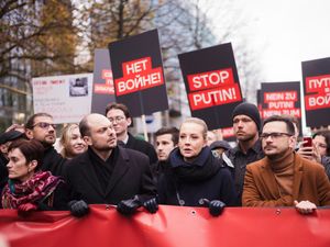 Supporting image for story: Putin critics lead march in Berlin calling for end to war in Ukraine