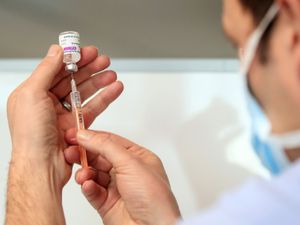 Supporting image for story: Three months between Oxford Covid-19 vaccine doses boosts effectiveness – study