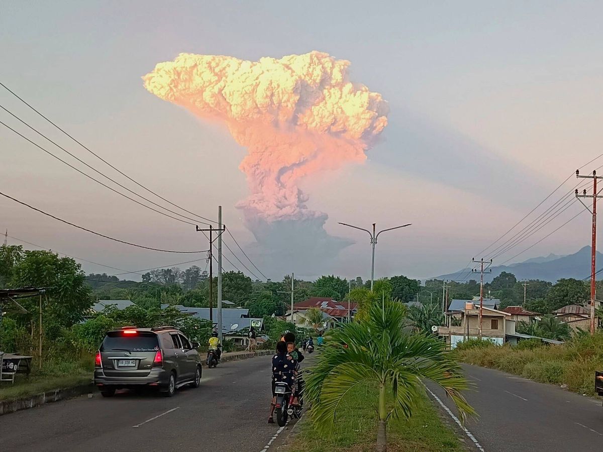 Alert raised to highest level as volcano erupts in Indonesia