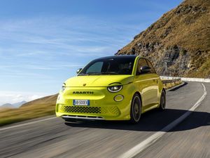 Supporting image for story: Abarth goes electric with new 500e