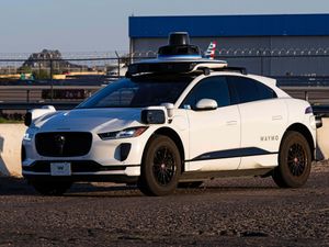 Supporting image for story: Waymo to introduce driverless minicabs in London in 2026