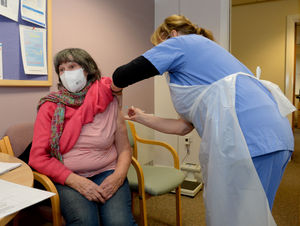 Reporter Sue Smith gets the Covid vaccine 