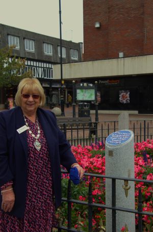 Carole Holdcroft unveils the plaque dedicated to Ethel Powell