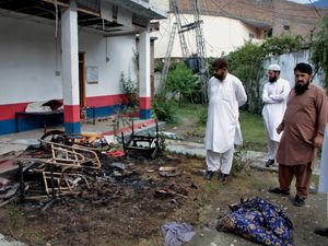 Supporting image for story: Muslim mob torches police station and lynches man accused of blasphemy