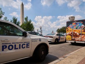 Supporting image for story: U-turn as Trump administration agrees to keep Washington police chief in place