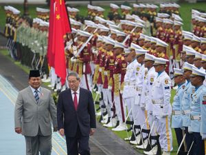 Supporting image for story: Chinese and Indonesian leaders meet to discuss expanding trade