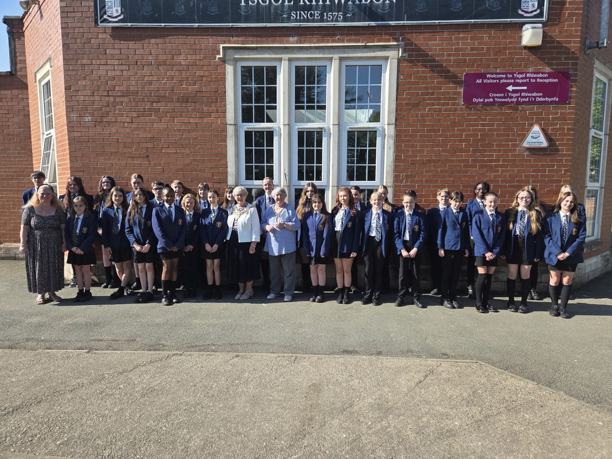 Mayor praises pupils who are 100 per cent credit to themselves and their school