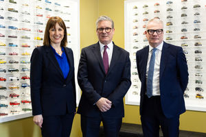 Prime Minister Keir Starmer and Chancellor Rachel Reeves speak with the Mayor of the West Midlands Richard Parker after visiting Jaguar Land Rover. Picture by Lauren Hurley / No 10 Downing Street
