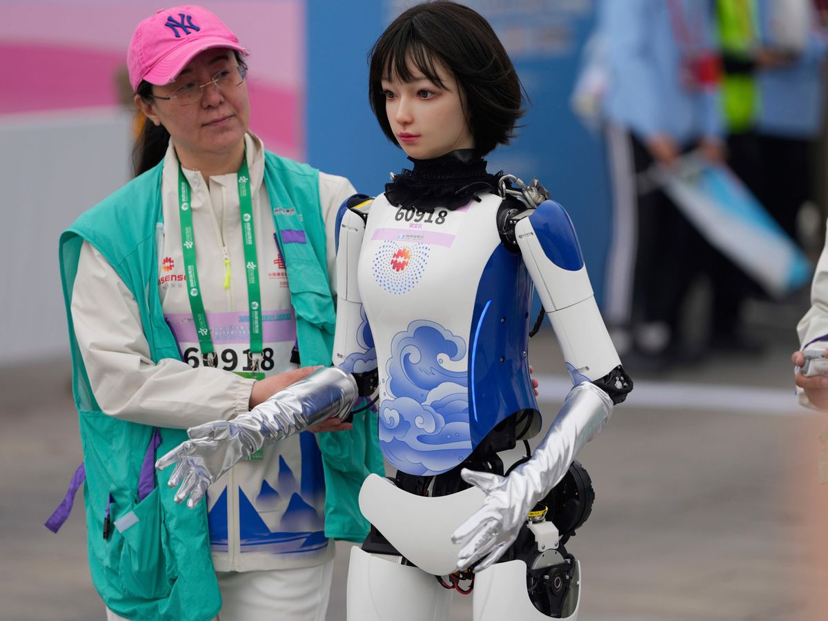 Thousands of humanoid robots take part in half marathon