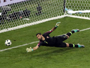 Supporting image for story: Wolves open to Sporting discussions over Rui Patricio