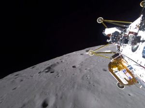 The Athena lander approaching the surface of the Moon