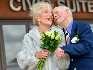 Supporting image for story: Elderly sweethearts wed after finding love in their 80s