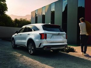 Supporting image for story: Coronavirus sees the new Kia Sorento get live online reveal