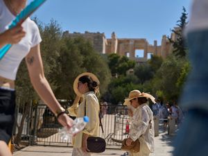 Supporting image for story: Greece shuts the Acropolis as work restrictions remain amid heatwave