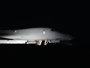 Supporting image for story: US bomber lands in UK as Iran war enters eighth day