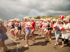 Supporting image for story: Almost 200 Marilyn Monroe lookalikes take the plunge for charity swim