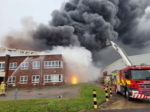 Supporting image for story: Kidderminster fire: Huge flames and smoke pour out of industrial estate building