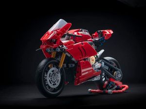 Supporting image for story: Ducati and Lego join forces with new Panigale V4 R kit