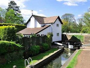 Supporting image for story: Homes of the Week: Water features