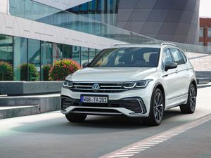 Supporting image for story: Facelifted Volkswagen Tiguan Allspace revealed