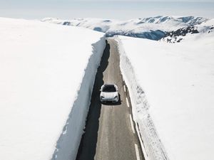 Supporting image for story: What happens to an electric car when you drive in cold weather?