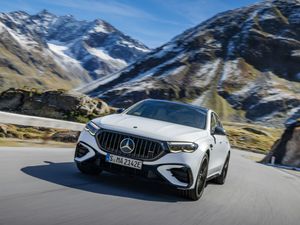 Supporting image for story: New Mercedes AMG E53 saloon and estate revealed replacing the old E63s models