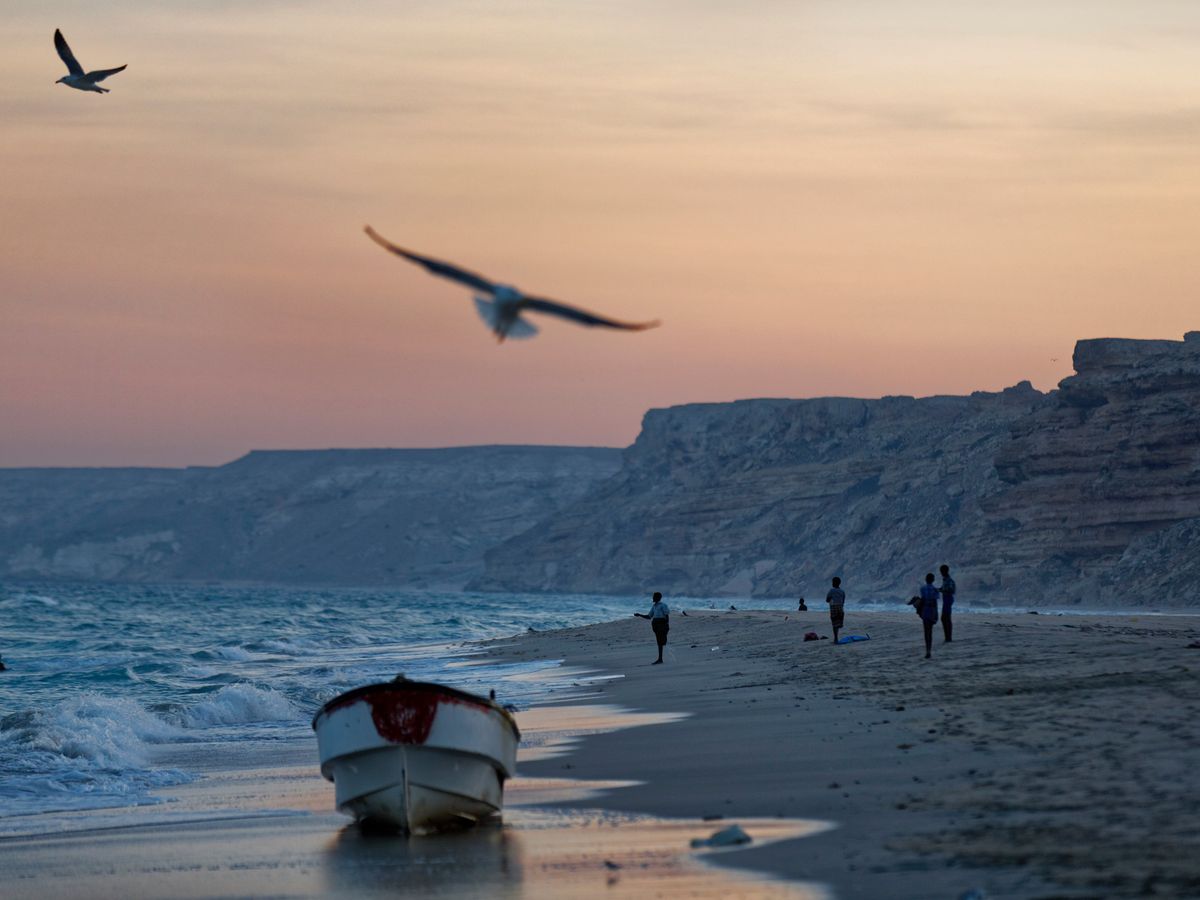 Attackers firing machine guns board tanker off Somalia coast