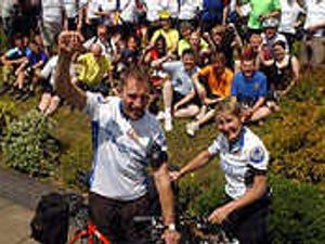 Supporting image for story: Cyclists start a chain reaction