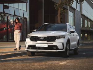 Supporting image for story: First images of Kia Sorento SUV show a new premium approach