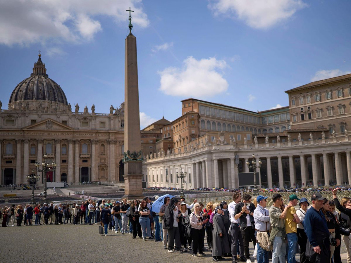 Mother and daughter describe ‘once-in-a-lifetime’ moment seeing Pope’s remains