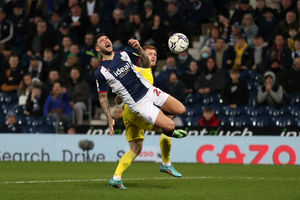  Alex Mowatt of West Bromwich Albion and Harrison Reed of Fulham during the Sky Bet Championship match between West Bromwich Albion and Fulham at The Hawthorns on March 15, 2022 in West Bromwich, England. (Photo by Adam Fradgley/West Bromwich Albion FC via Getty Images).