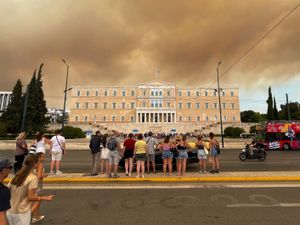 Supporting image for story: A wildfire near the Greek capital darkens the skies over Athens
