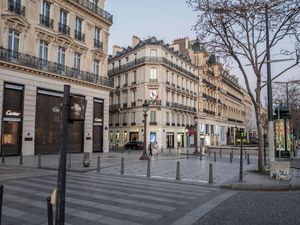 Supporting image for story: Paris and some French regions face glitches as lockdown bites