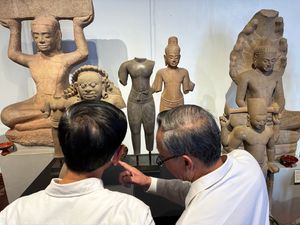 Supporting image for story: Cambodian officials welcome back looted artefacts