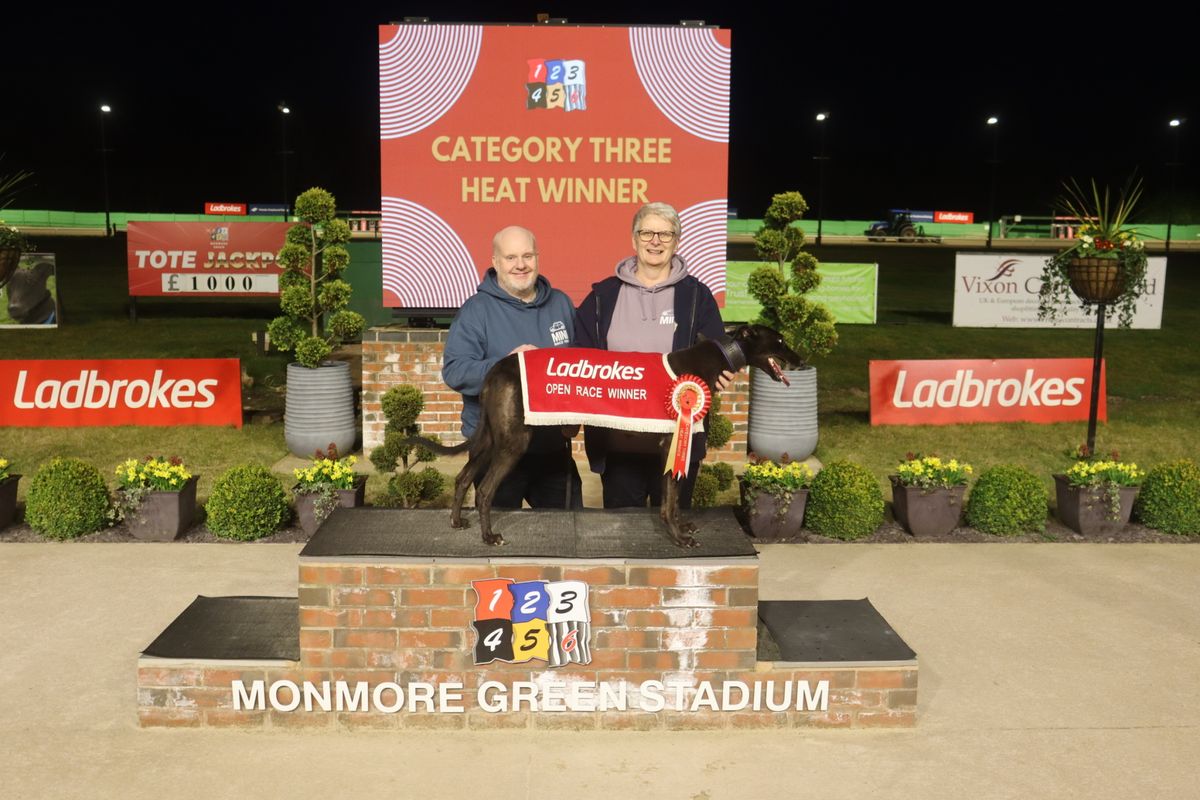 Trainer eyes another victory for winning machine at Monmore Green