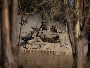 Supporting image for story: UN begins moving tonnes of aid from US-built pier in Gaza