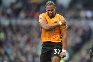 Adama Traore winces in pain (AMA)