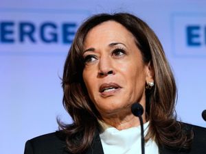Supporting image for story: Trump revokes Secret Service protection for Kamala Harris