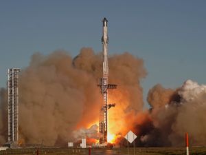 Supporting image for story: SpaceX loses spacecraft after catching rocket booster at the launch pad