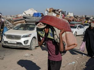 Supporting image for story: Israeli troops in Khan Younis assault as mediators push for ceasefire talks