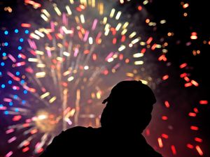 Supporting image for story: US celebrates July 4 amid heat warnings