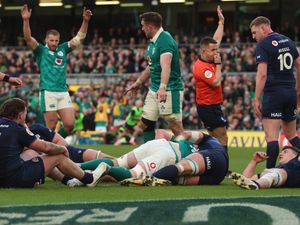 Supporting image for story: Ireland keep pressure on France with bonus-point win over Scotland