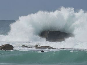 Supporting image for story: High waves cause damage on Sydney waterfront