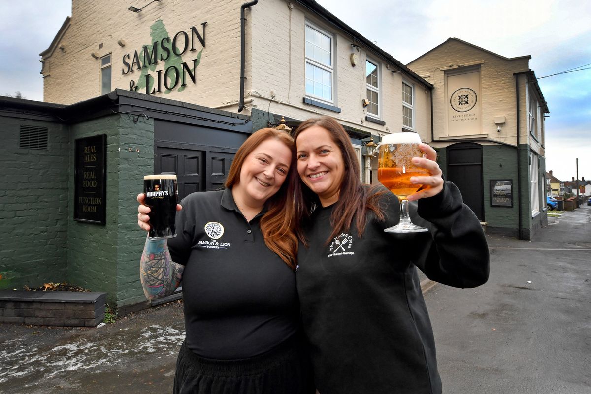 Ein nach einem Großbrand geschlossener Pub am Kanalufer bei Dudley wird ...