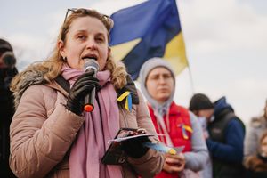 Oksana Chapman speaks to the crowd